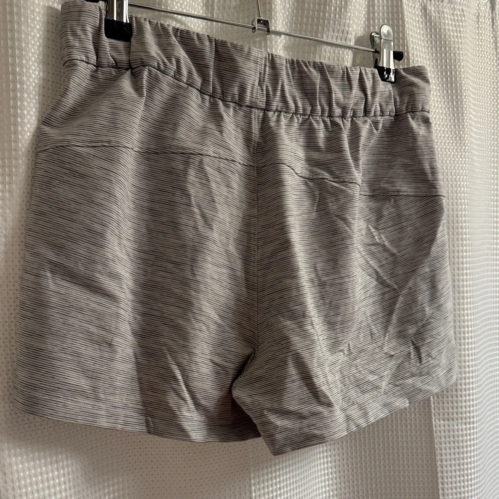 lululemon athletica Heathered Gray Women's Athletic Shorts - Picture 4 of 5